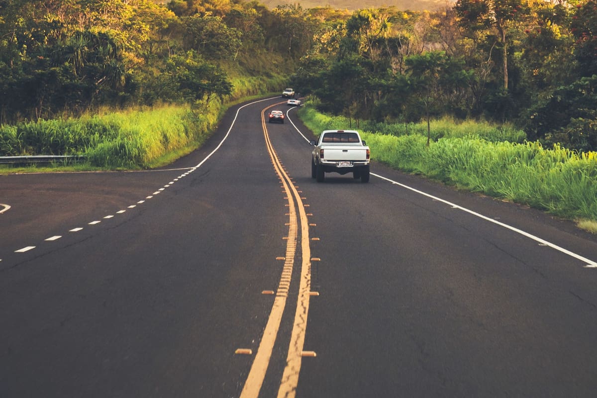 Estas líneas se encuentra comúnmente en carreteras de doble sentido y tiene normas específicas de seguridad vial