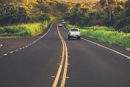 Estas líneas se encuentra comúnmente en carreteras de doble sentido y tiene normas específicas de seguridad vial