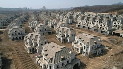 Estas mansiones en proceso de construcción están abandonadas