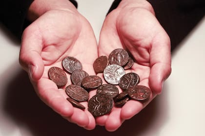 Estas monedas se acuñaron por primera vez en el año 71 d. C a pedido del emperador romano Vespasiano para celebrar la reconquista de Judea por parte de su hijo Tito.