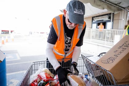 Estas organizaciones ofrecen ayuda a miles de familias de Arizona (Facebook/St.Mary'sFoodBank)