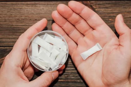 Estas pequeñas bolsitas o "pouches" se colocan entre el labio y la encía y proporcionan una rápida dosis de cafeína