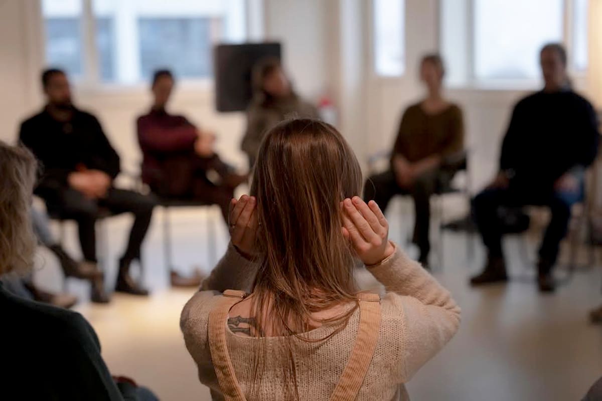 Estas prácticas grupales buscan transformar el acto involuntario de oír en la acción consciente de escuchar