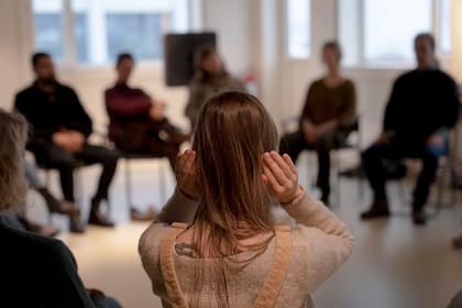 Estas prácticas grupales buscan transformar el acto involuntario de oír en la acción consciente de escuchar