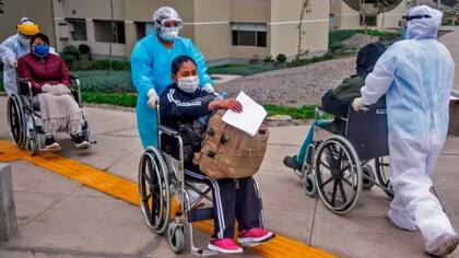 Estas sobrevivientes de covid-19 van de regreso a su casa desde la Villa Panamericana en Lima, donde estuvo internada Indira Jáuregui