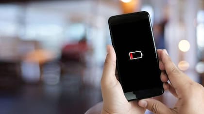 Estas son algunas prácticas que debe dejar de realizar o no hacer para así evitar el daño en la pila de tu celular
Foto: iStock