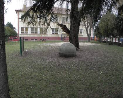 Estas son diferentes estructuras similares que están en distintos puntos de Eslovaquia, usadas en parques y hasta como macetas