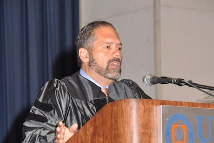“Estas son personas que sienten gratitud hacia Estados Unidos y, en muchos casos, se asombran de lo que pudieron lograr”, señaló Suárez (utica.edu)