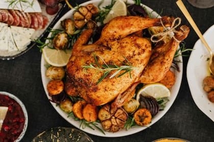 Estas tiendas ofrecerán promociones que incluyen un pavo gratis para sus consumidores (Pexels/KarolaG)