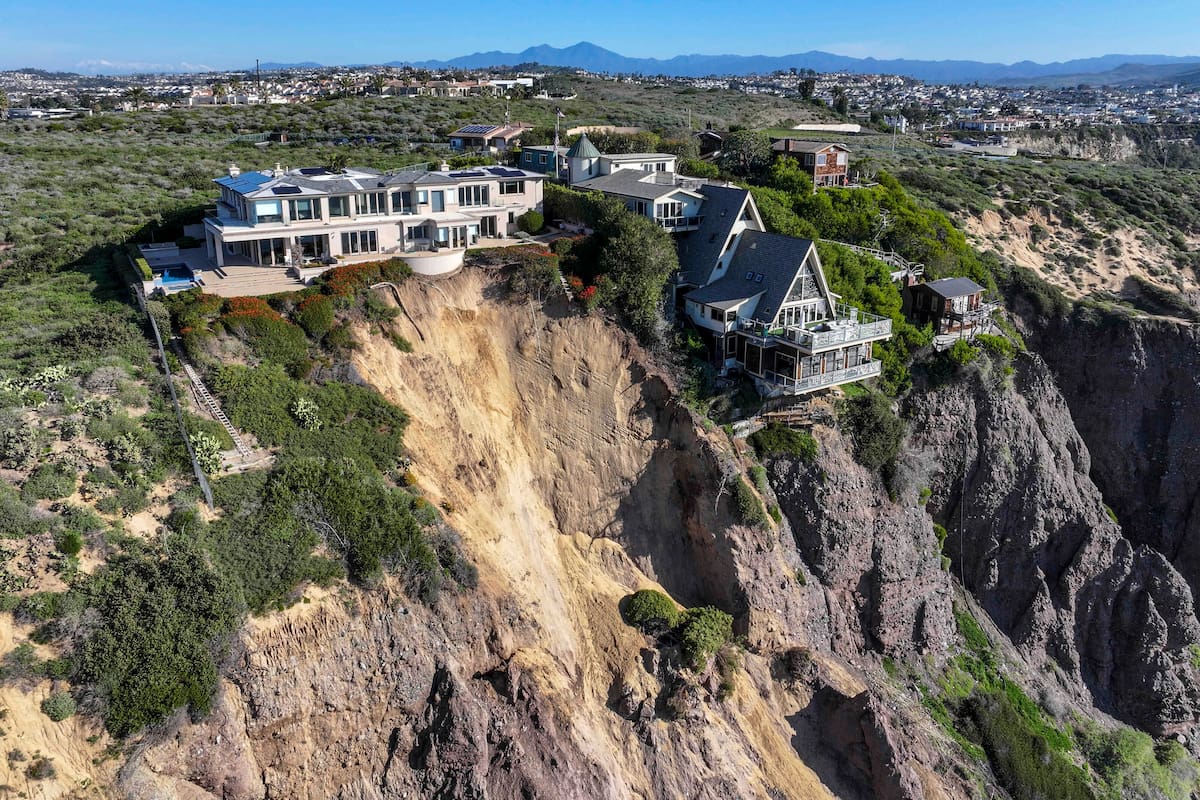 Estas tres casas están ubicadas en la cima de colinas a lo largo de la Autopista Panorámica cerca de un derrumbe en Dana Point, California.