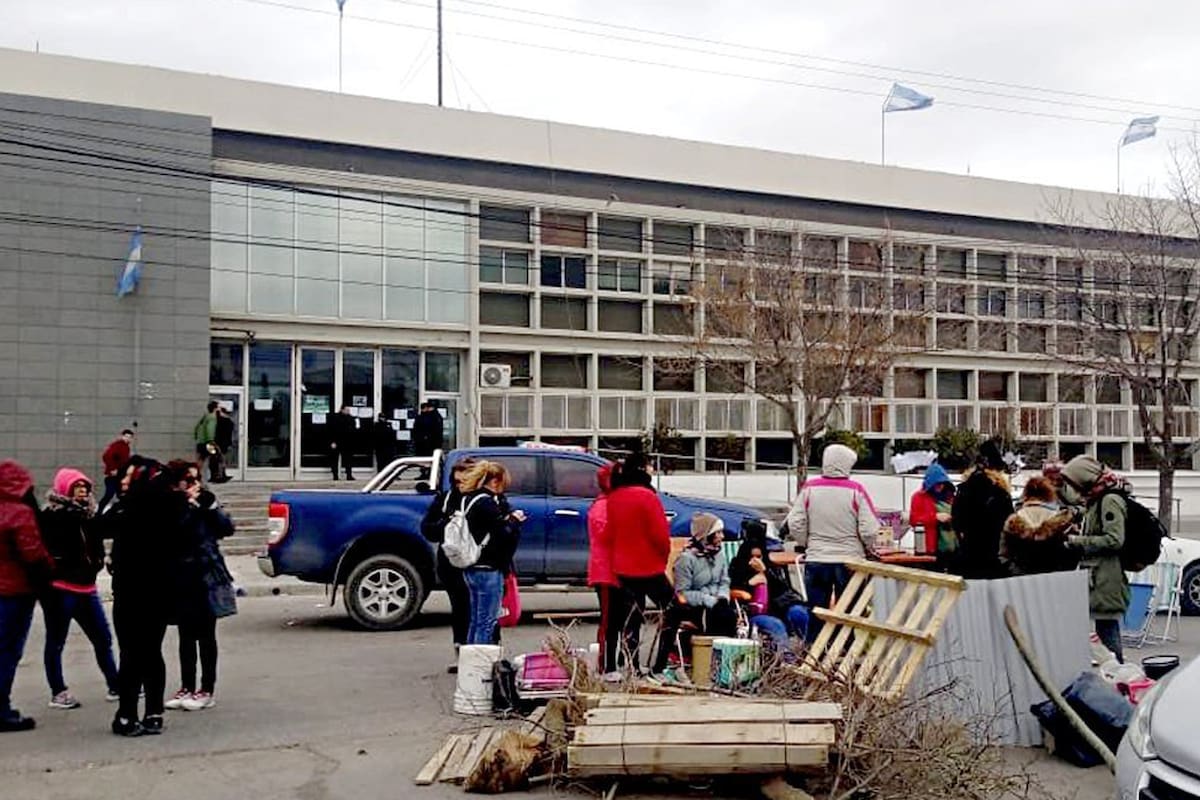 Estatales acampan frente al Ministerio de Educación, en Rawson
