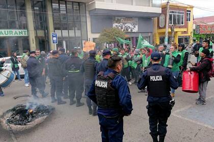Estatales protestaron ayer frente a la municipalidad de Trelew