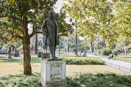 Estatua a Antonio Devoto que está en la plaza Arenales.