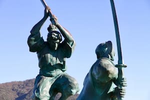 Estatua conmemorativa del duelo entre Sasaki Kojiro y Miyamoto Musashi, en Japón