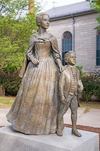 Estatua de Abigail Adams y su hijo John Quincy Adams