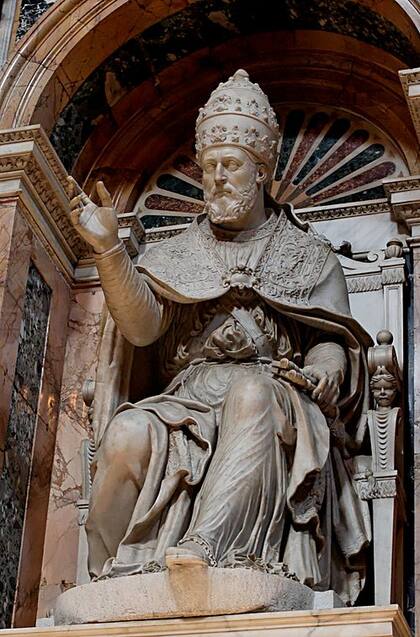 Estatua de Clemente VIII en la basílica de Santa María la Mayor, Roma.
