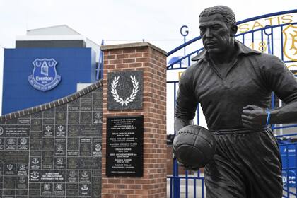 La estatua de Dixie Dean fuera del estadio Goodison Park del club de fútbol Everton en Liverpool, al noroeste de Inglaterra