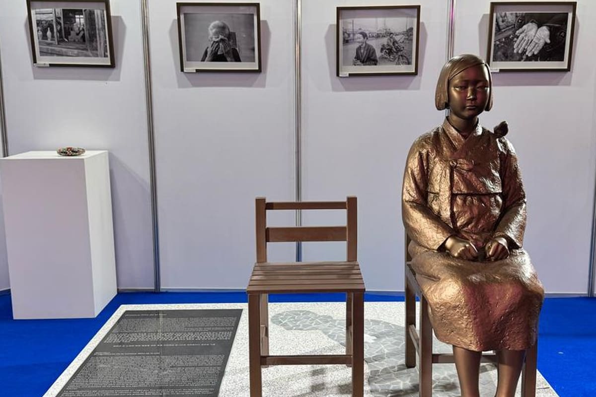 Estatua de "La niña de la paz" en el stand de Corea