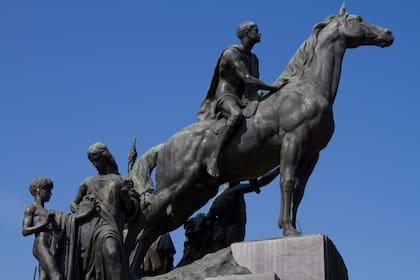 Estatua ecuestre de Dell'Acqua en el pueblo que le rinde más honores en Italia, Busto Arsizio.