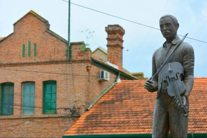 Estatua en homenaje a Cayetano Silva, autor de la "Marcha San Lorenzo", en Venado Tuerto