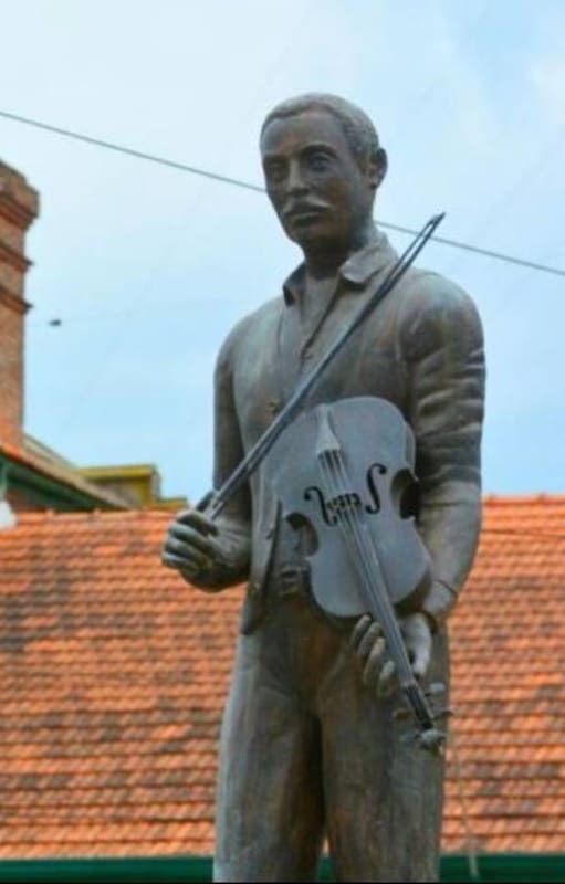 Estatua en homenaje a Cayetano Silva, autor de la "Marcha San Lorenzo", en Venado Tuerto