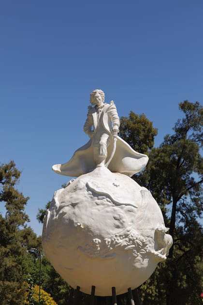 Estatua en honor a El Principito, en el Parque San Carlos, lugar donde aterrizó con su avión Antoine de Saint-Exupéry.