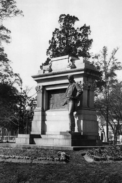 Estatua en honor a Juan Larrea, que se le encargó al escultor argentino Arturo Dresco y se encuentra en el barrio porteño de Barracas