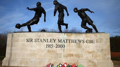 Estatua en honor a Stanley Matthews, en el exterior del Britannia Stadium, que recoge sus movimientos más característicos