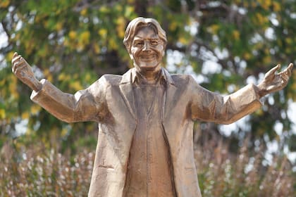 Estatua que recuerda a Sergio Denis, originario de la colonia 2.