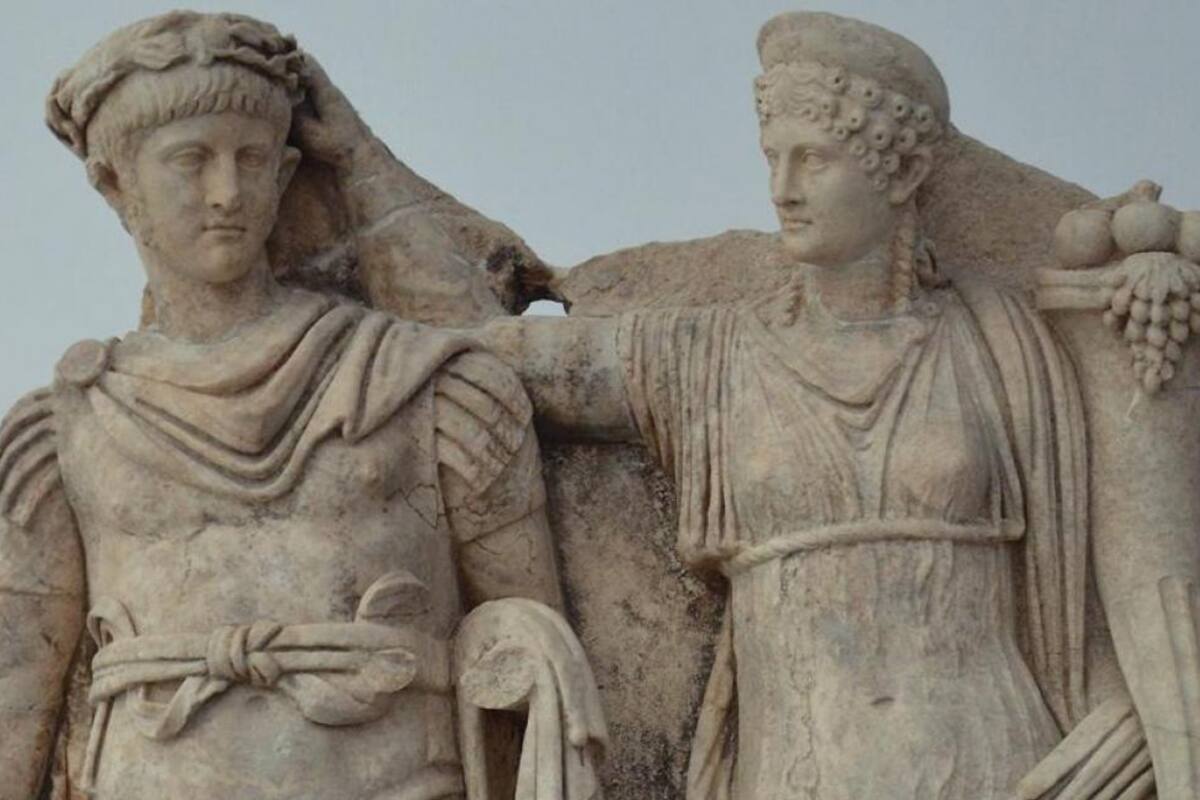 Estatua que representa a Agripina coronando a su hijo Nerón