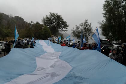 Este 25 de mayo, en medio de un temporal lluvia, una treintena de vehículos se movilizaron a villa Mascardi contra las tomas mapuches