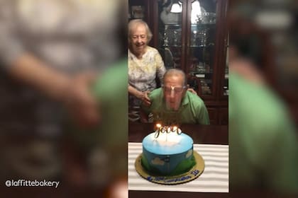 Este abuelo de 100 años intentó soplar las velas con una pantalla facial puesta