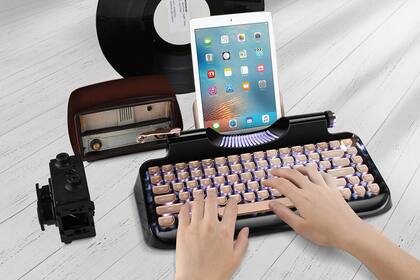 Este accesorio busca emular la sensación de tipeo que tenían los viejos equipos antes de irrupción de las computadoras personales; tendrá un precio inicial de 99 dólares