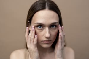 Este aceite esencial para tratar las ojeras oscuras puede ser efectivo cuando se combina con una rutina de cuidado de la piel adecuada