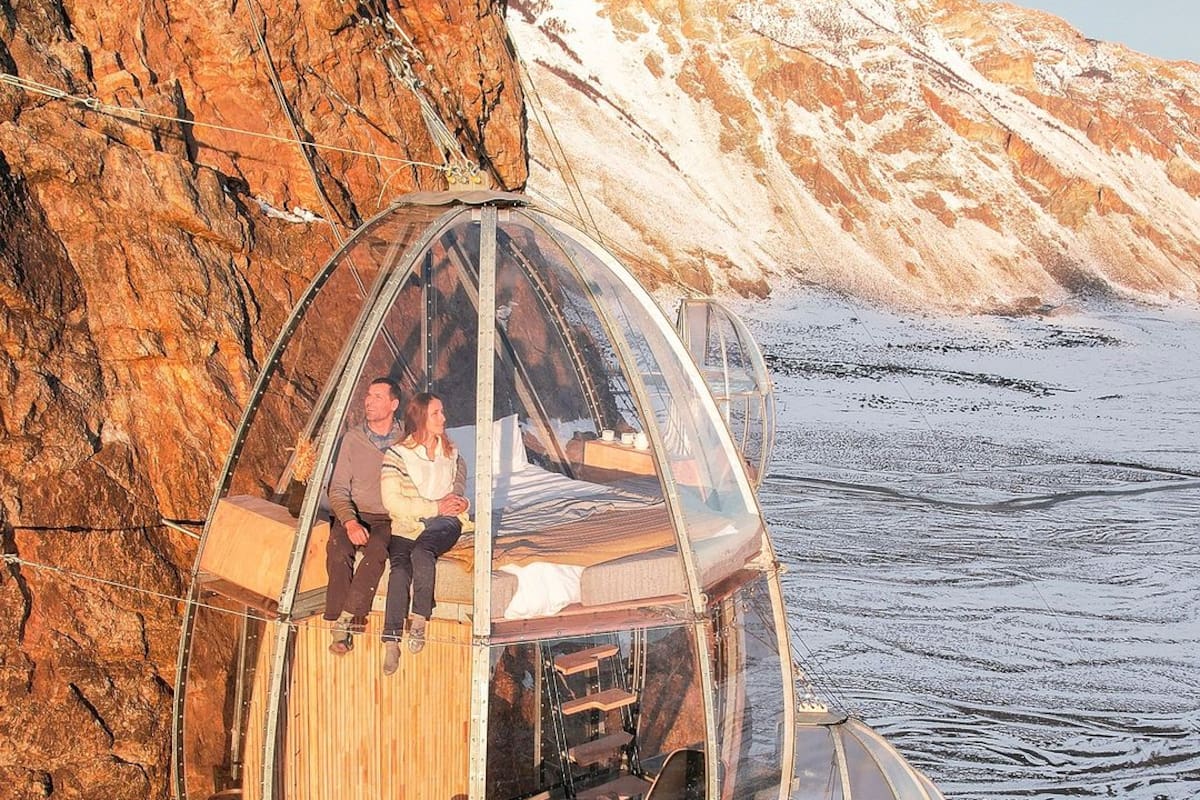 Este alojamiento en altura, con forma de cúpula transparente, está diseñado para integrarse completamente con el entorno