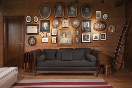 Este ambiente, ubicado en el primer piso, reúne en fotos la historia familiar: los antepasados vascos de Diego San Martín y los letones, lituanos y catalanes de Laura Calp. El sillón que está debajo de las fotos fue la cama de Diego cuando era chico