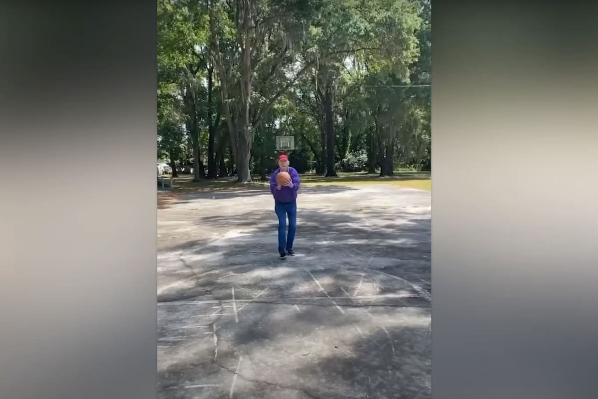 Este anciano de 73 años demuestra sus habilidades con el baloncesto tras 30 años sin tocar un balón