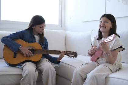 Este año, Anita e Inés aprenden música; "a principio de año les propongo que elijan una actividad de deporte o artística y les pido que lo sostengan todo el año", cuenta Carolina Von Hartenstein