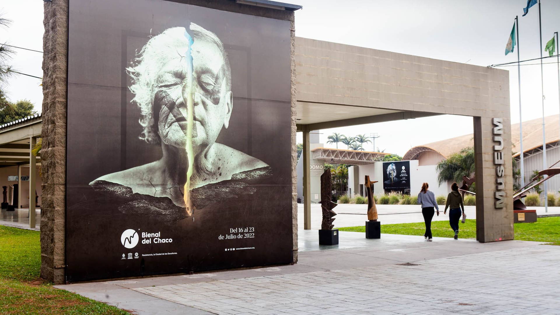 Los chaqueños están habituados a convivir con las esculturas que embellecen la ciudad. No cuentan con rejas, y no están vandalizadas.