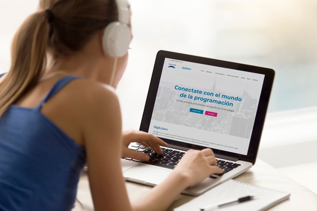 Este año, en el que la virtualidad y la digitalización marcaron el ritmo de la vida cotidiana para grandes y chic@s, Telecom reforzó sus iniciativas con la comunidad para promover el desarrollo de competencias y habilidades digitales