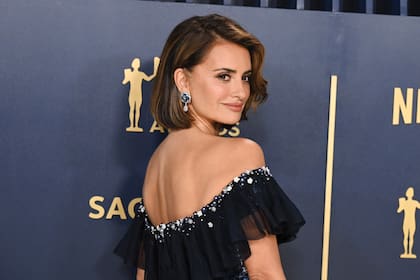 Este año, en la noche de los SAG Awards, hizo gala de su estilo y elegancia con un diseño Alta Costura de Chanel de escote Bardot y plagado de detalles (pequeñas flores y tul en el bajo), que potenció con su flamante corte bob, peinado con raya al costado y flequillo ligeramente ondulado.