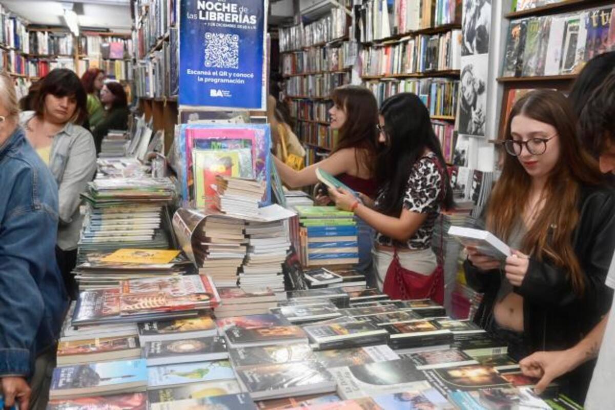 Este año, la Noche de las Librerías contará con la participación de más de 70 librerías que ofrecerán lecturas, charlas, música, descuentos y beneficios especiales, incluyendo opciones en locales gastronómicos aledaños