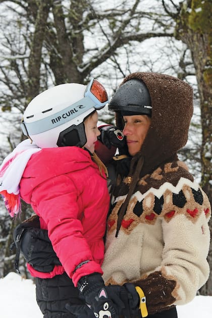 "Este año, le agarró mucho más la mano: se tiraba solita por todos lados", contó Pampita sobre su hija