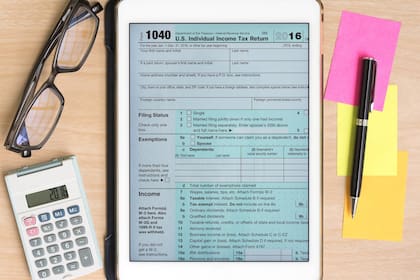 Este año, los contribuyentes que presenten su declaración electrónicamente y elijan depósito directo recibirán su reembolso en menos de 21 días, según el IRS (Foto archivo)