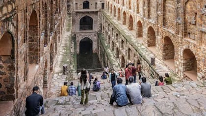 Este antiguo pozo escalonado de 60 metros de largo y 15 metros de ancho, con 108 escalones; es el monumento más antiguo del centro de Delhi y fue reconstruido en el siglo XIV