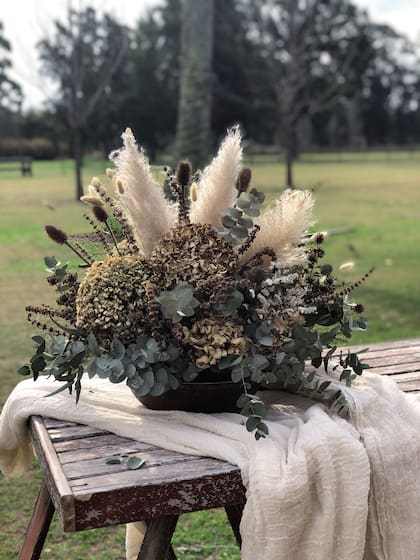 Este arreglo seco se creó como una forma de preservar lo efímero de las flores. Se pensó en los colores del invierno, los colores de la tierra y los ocres.