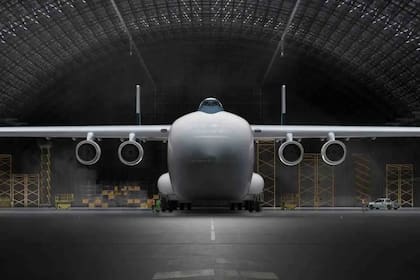 Este avión es largo como una cancha de fútbol y es el más grande del mundo