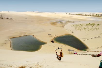 Este balneario bohemio del norte de Brasil, cuyas playas se extienden al pie de acantilados de arena compactada, tuvo un origen de película francesa... y un final feliz
