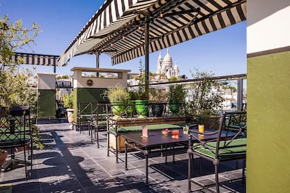 Este bar se construyo sobre el venerable Hôtel Rochechouart, que se encuentra sobre la base de la colina de Montmartre desde 1929 y se renovó en 2020.