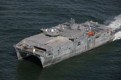 Este barco posee una tecnología que le permite navegar en piloto automático durante un mes.
